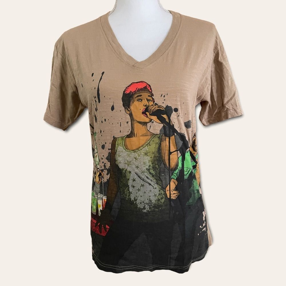 Women’s Casa Bacardi Rum Fitted Print Top. Size Large